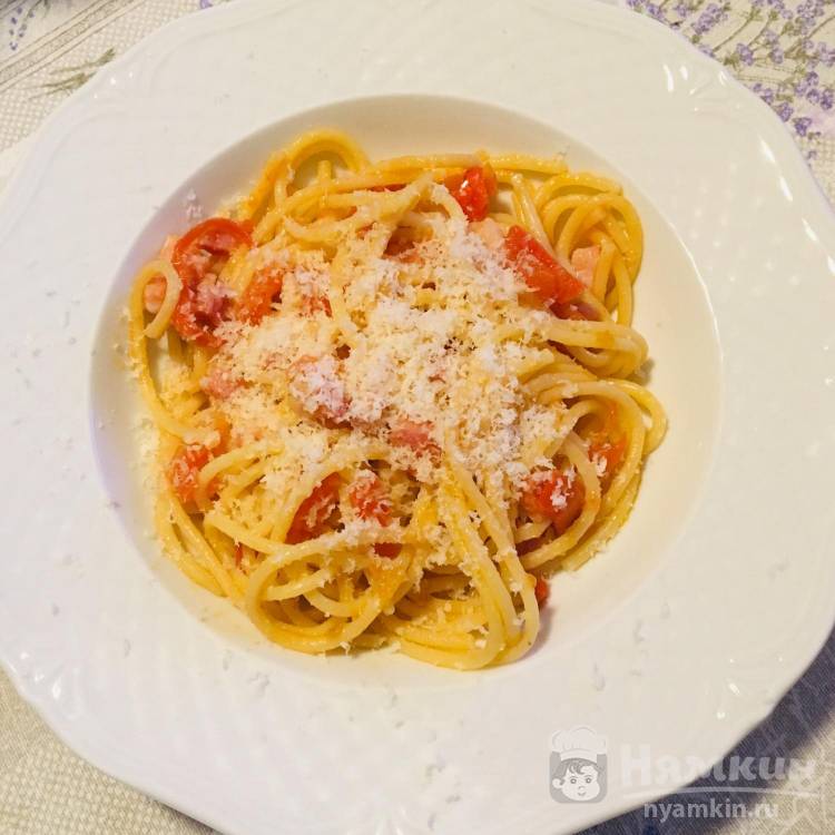Спагетти с помидором и грудинкой по-быстрому