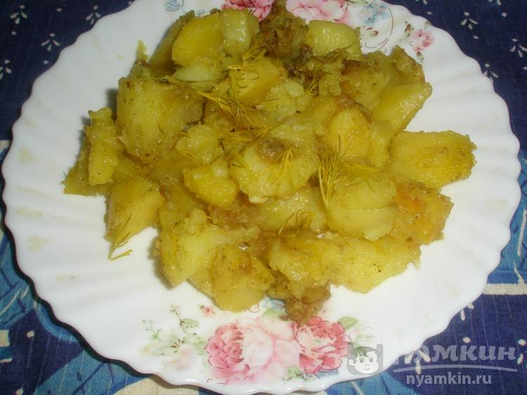 Жареная картошка с хмели-сунели и чесноком