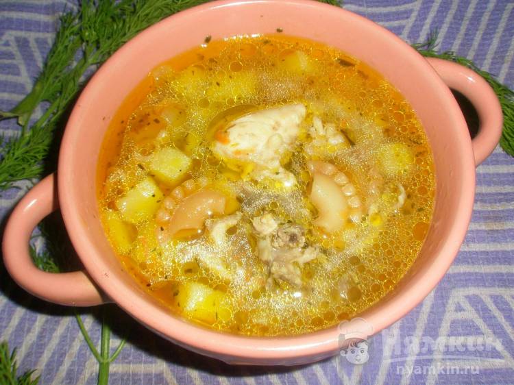 Суп на курице с обжаренными макаронами и итальянскими травами
