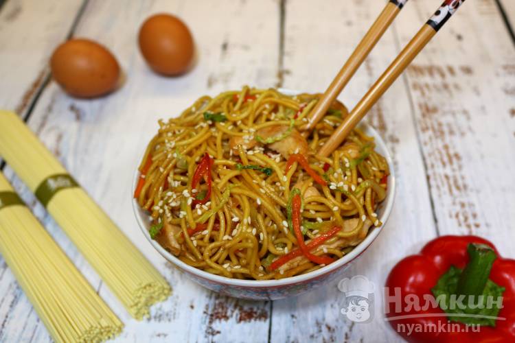 Как приготовить: Лапша с куриным филе и овощами в китайском стиле — рецепт и советы от Бабушки Эммы