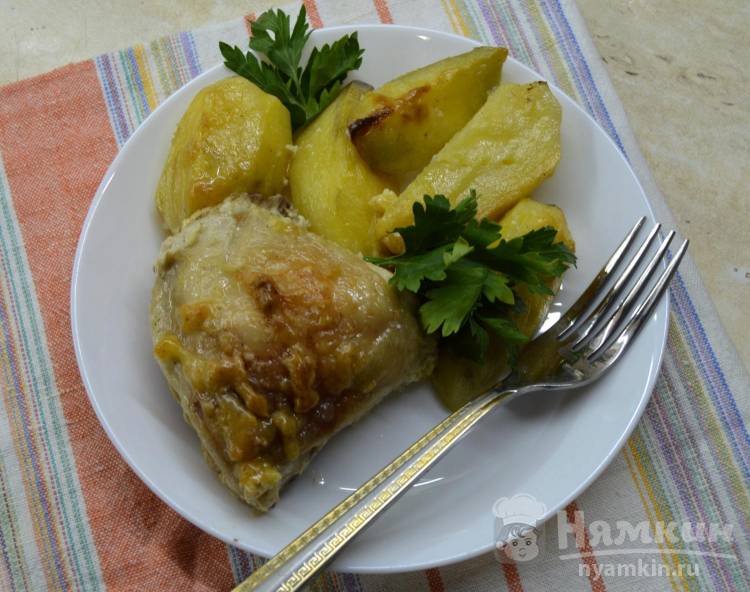 Куриные окорочка, запеченные с картофелем, чесноком и луком