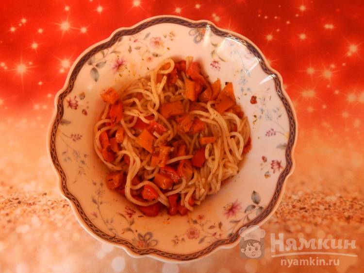 Спагетти с тушеным болгарским перцем и морковью