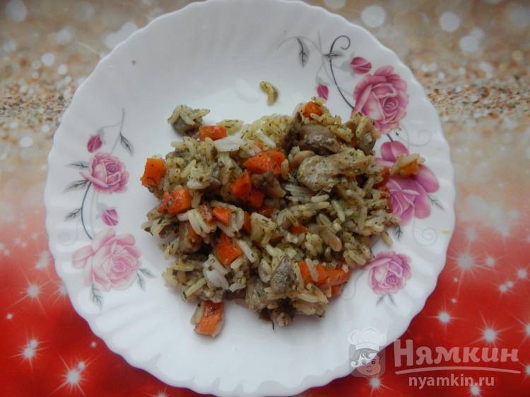 Рис с грибами и морковью на сковороде