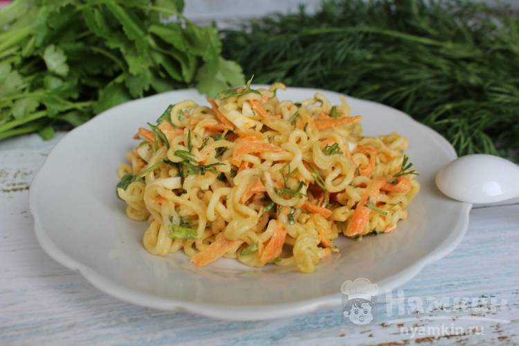 Салат из лапши быстрого приготовления с морковью и яйцом