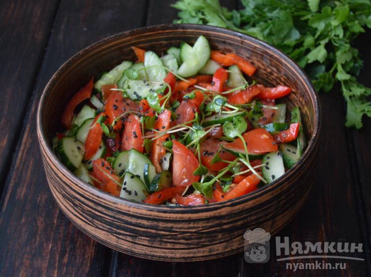 Весенний салат из овощей с микрозеленью