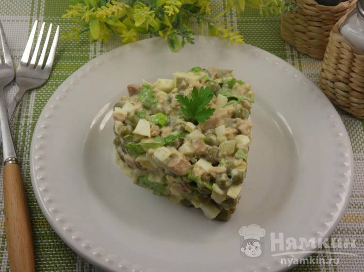 Салат с печенью трески и зеленым горошком
