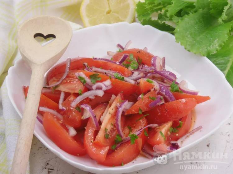 Помидорно-луковый салат с заправкой из аджики