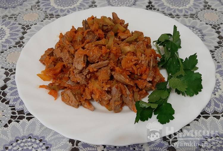 Салат из куриной печени с жареным луком и маринованными огурцами