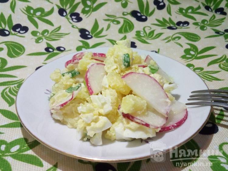 Картофельный салат с редисом и яйцом на майонезе