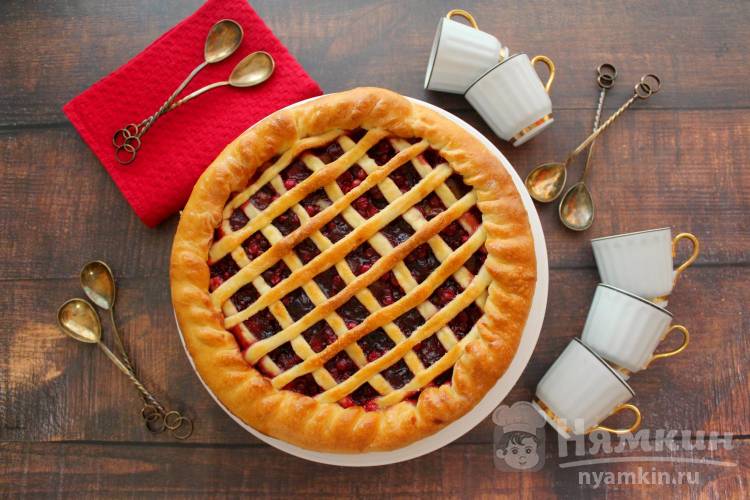 Открытый пирог с брусникой, яблоком и вишневым джемом