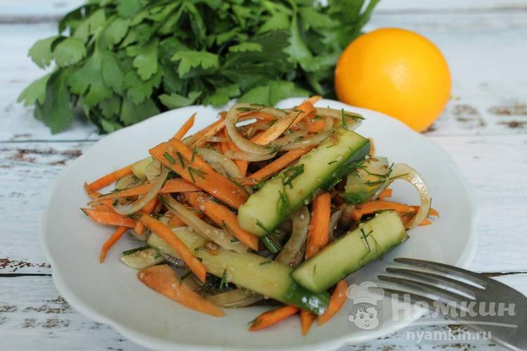 Салат из огурцов, моркови и лука в пакете