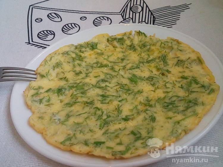 Сырный блин с зеленью на сковороде