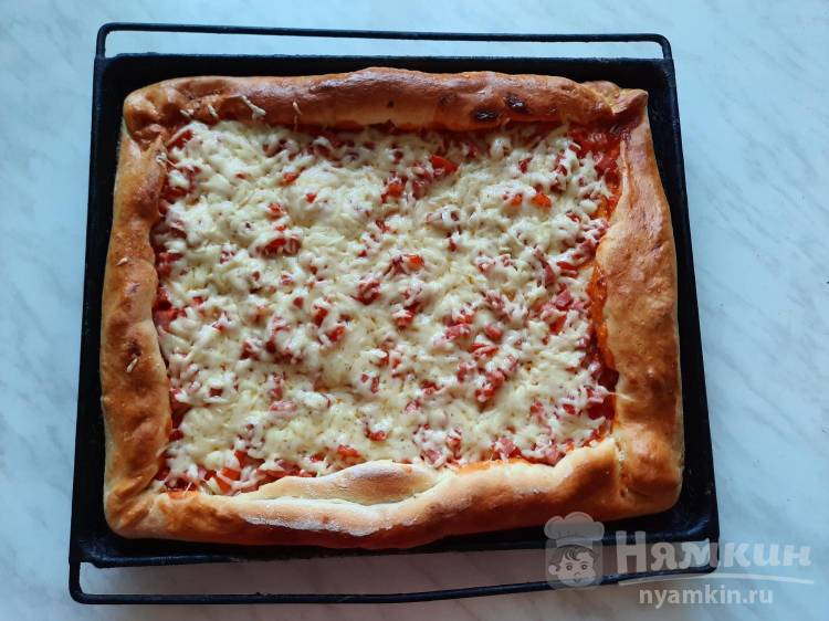 Большая пицца на дрожжевом тесте с колбасой и помидорами