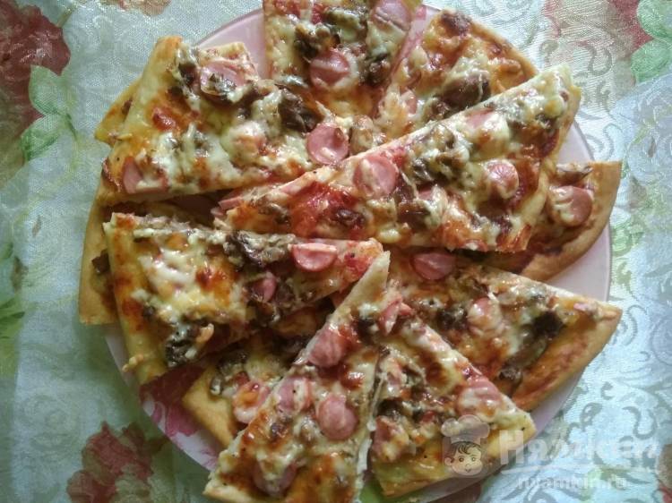 Дрожжевая пицца с грибами, сосисками и сыром
