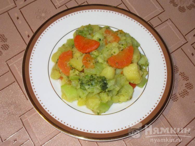 Овощное рагу с картофелем, брокколи и кабачком
