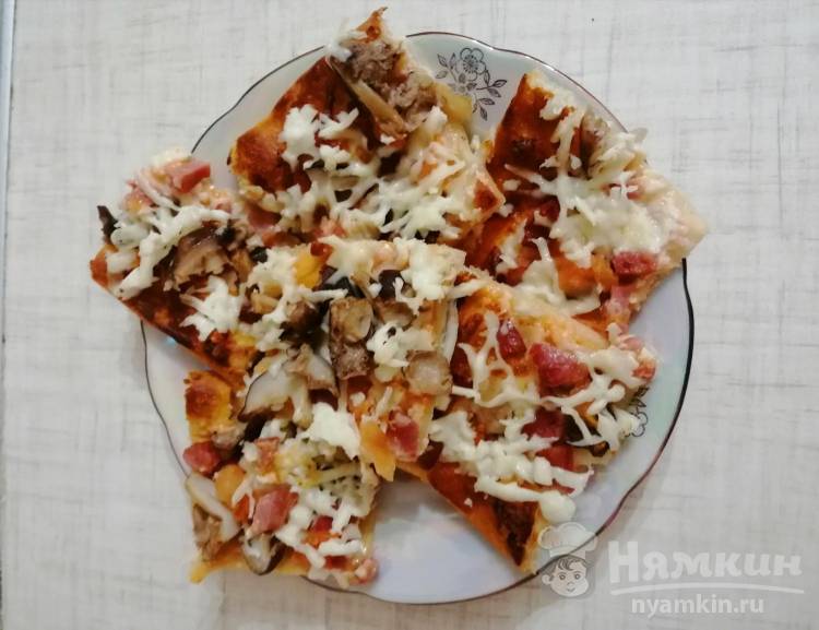 Пицца из покупного слоено-дрожжевого теста с колбасой, сыром и перцем