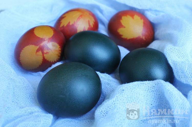 Пасхальные яйца крашеные красной капустой