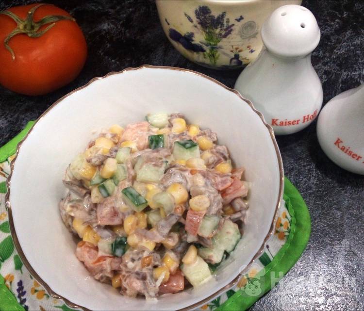 Простой салат с овощами и вареным куриным мясом
