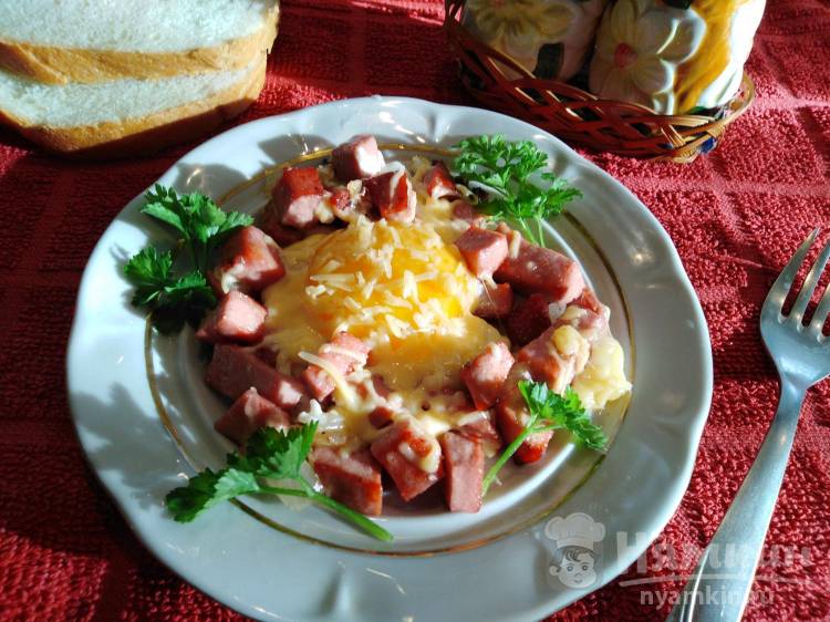 Яичница с колбасой, луком и сыром