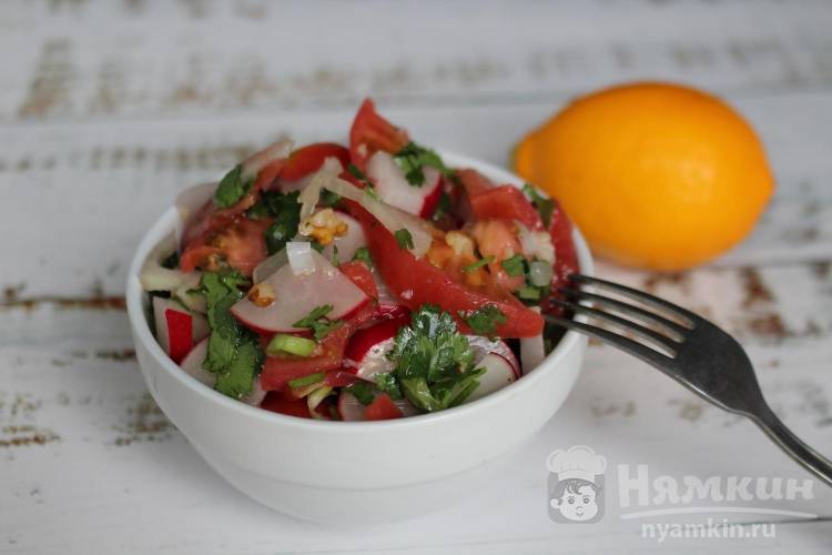 Овощной салат с помидорами, редисом и грецкими орехами
