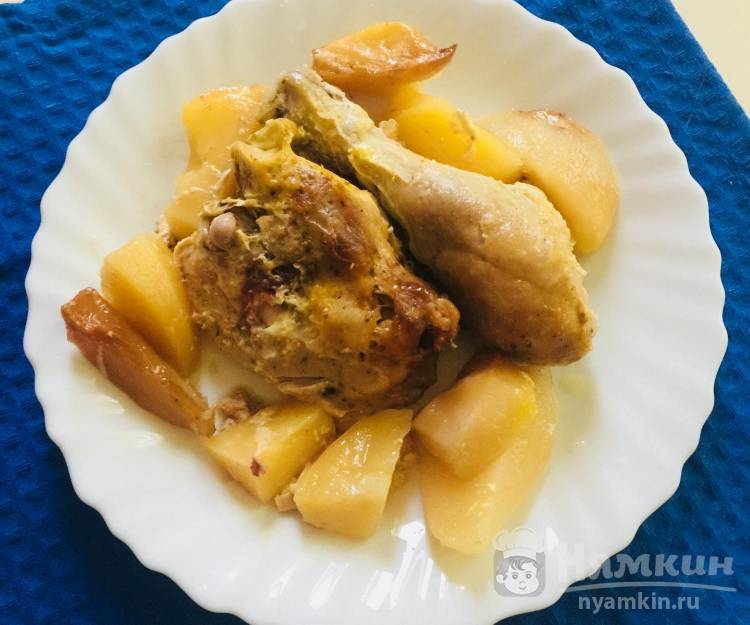Курица с картофелем и яблоками, запеченные в духовке
