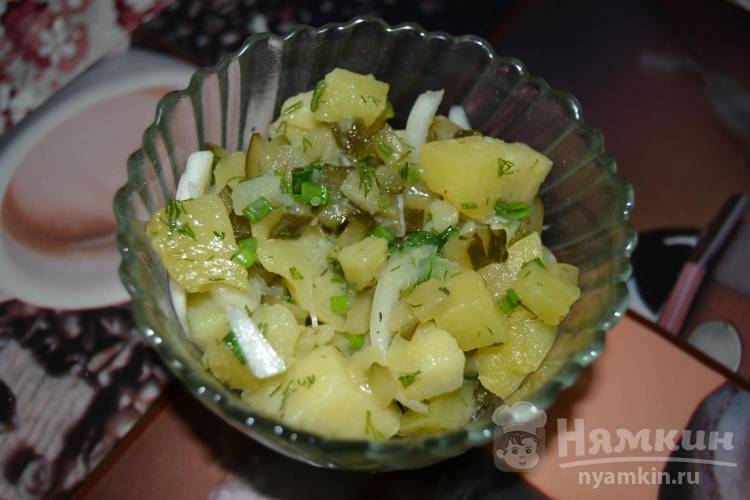 Картофельный салат с соленым огурцом и луком