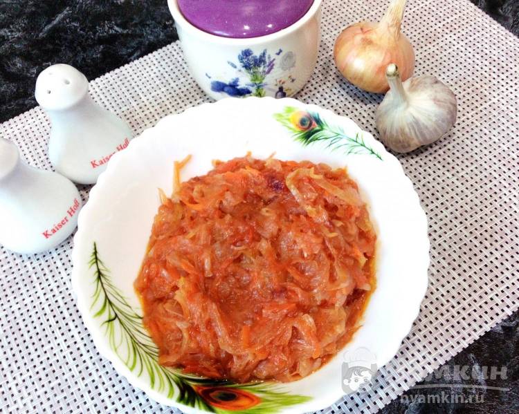 Тушеная капуста с морковью, луком и томатным соусом