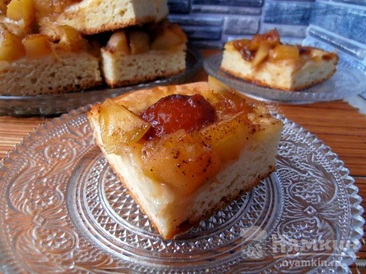 Пирог на сдобном дрожжевом тесте со сливами и яблоками 