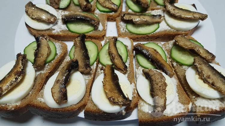 Бутерброды со шпротами и свежим огурцом - фото рецепт