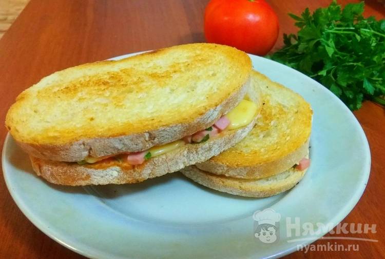Горячие бутерброды на сковороде с колбасой, сыром и помидором