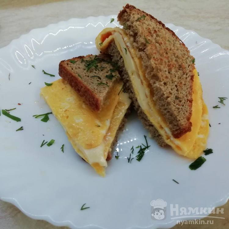 Сэндвич с яйцом и сыром на завтрак