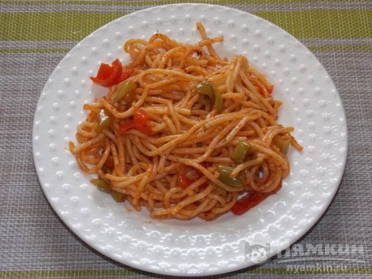 Спагетти с болгарским перцем и томатной пастой