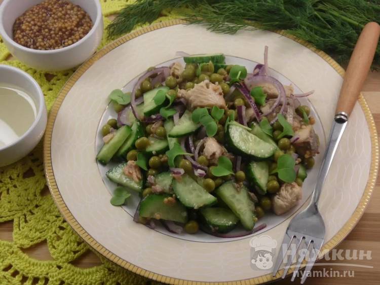 Рецепт: Салат с консервированной горбушей - с белокочанной капустой и овощами