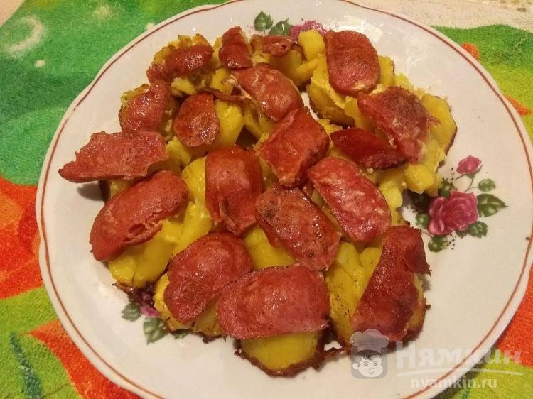 Картофель запечённый с сардельками на сковороде