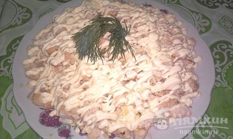 Слоеный салат с маринованным луком и курицей