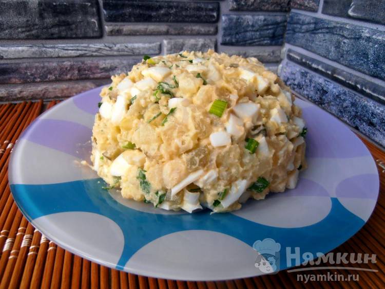 Салат с солеными огурцами, яйцами и картошкой «Выручайка»