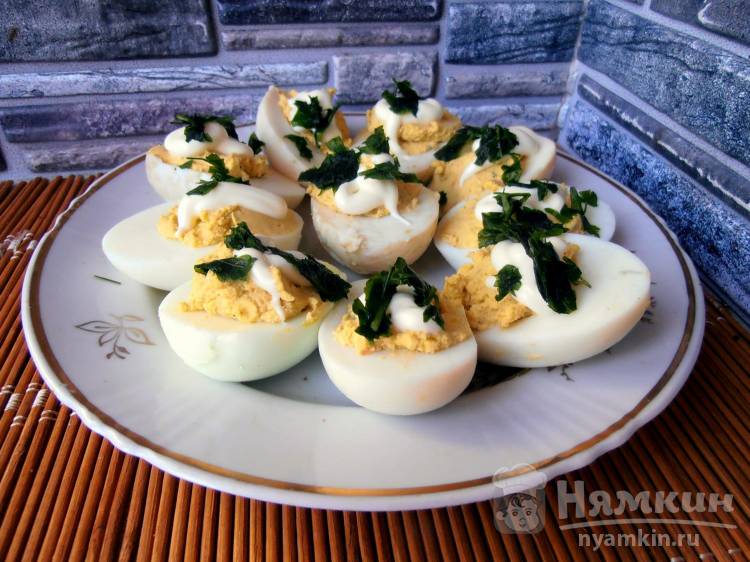 Пикантные фаршированные яйца с горчицей и майонезом