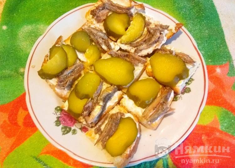 Классический бутерброд со шпротами и солеными огурцами
