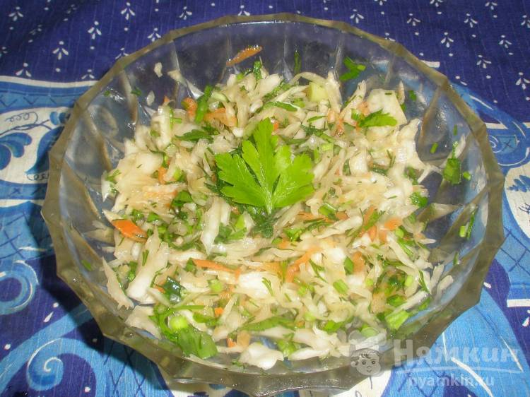 ПП салат из квашеной капусты и свежей зелени