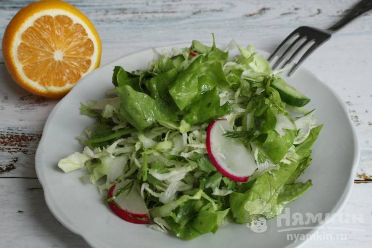 Капустный салат с огурцами, редисом и зеленью