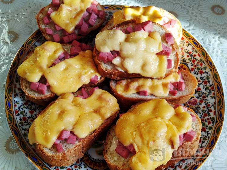 Горячие бутерброды с сыром и колбасой в духовке, рецепт с фото пошагово и видео — sunnyhair.ru
