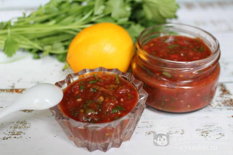 Пикантный томатный соус с орехами без варки