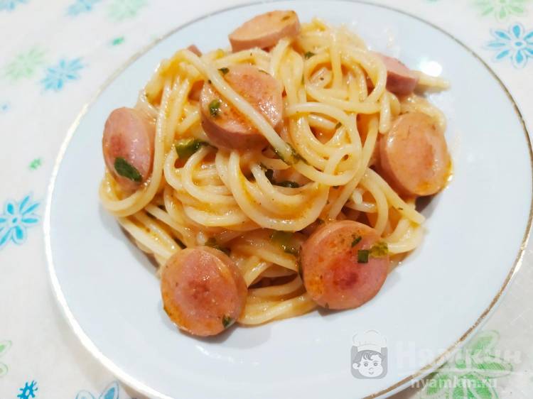 Спагетти с сосисками в томатном и сметанном соусе