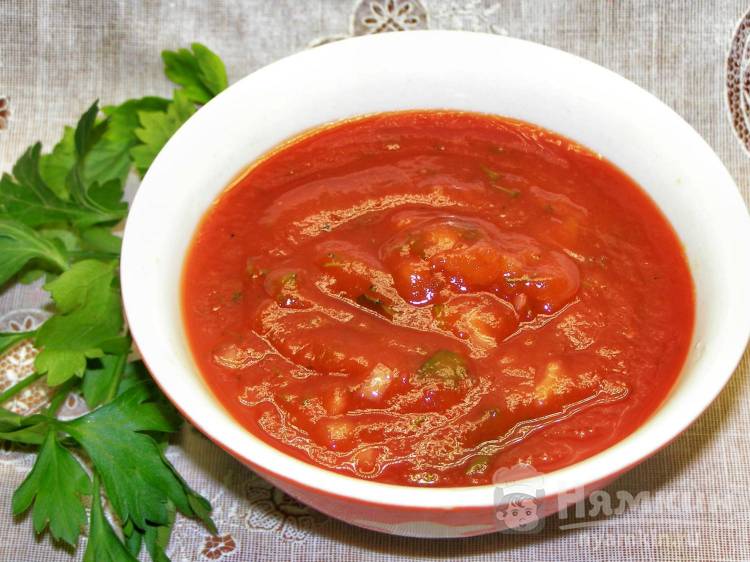 Томатный соус с чесноком, специями и зеленью