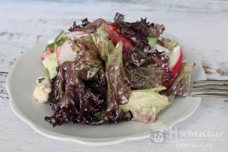 Салат с огурцами, редисом и сырой цветной капустой