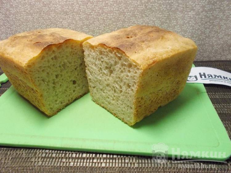 Белый дрожжевой хлеб в форме в духовке