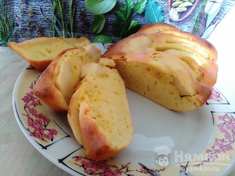 Бисквитный пирог с яблоками