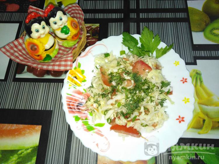 Быстрый салат Витаминный с капустой и помидорами