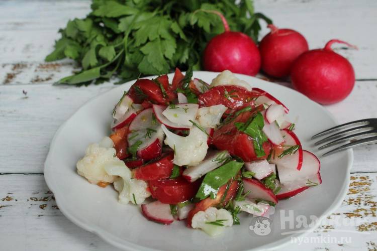 Салат из цветной капусты с помидорами и редисом
