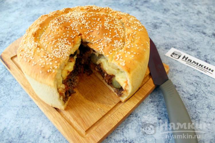 Большой чизбургер в виде мясного пирога